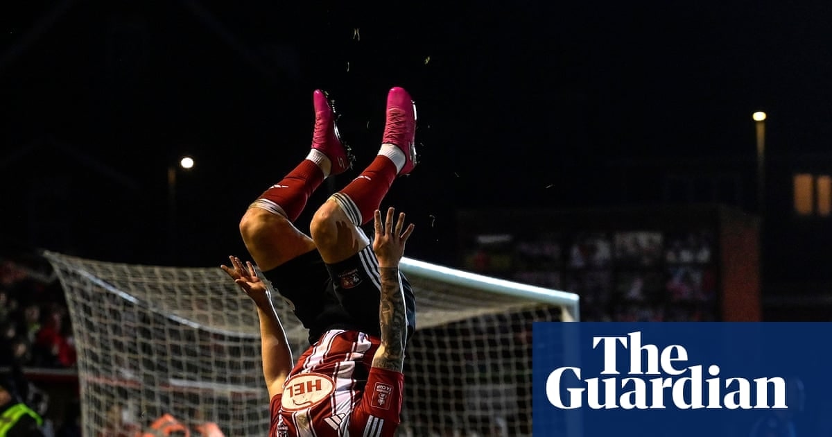 Weston-super-Mare闯入足总杯第三轮，Cheltenham Town逆转击败Buxton