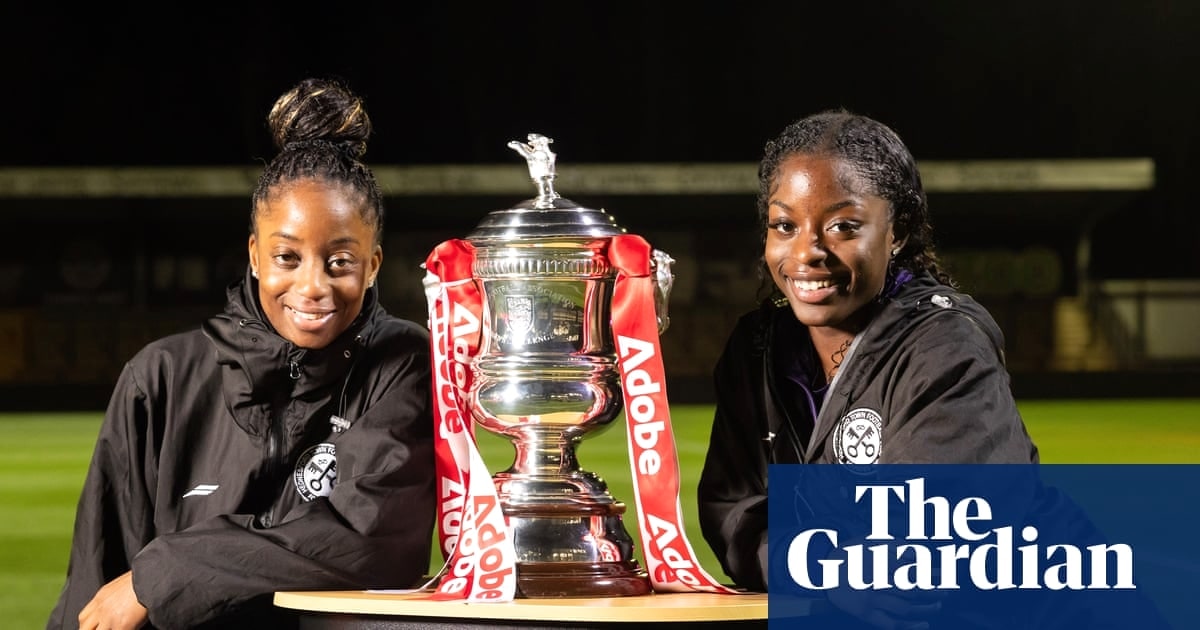 母女同队征战女子足协杯：球场上的超现实母爱